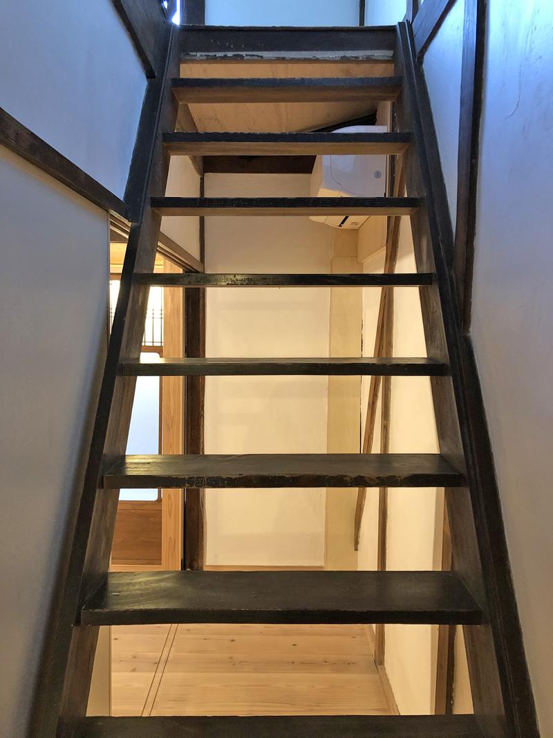 大阪市生野区生野東２丁目の賃貸物件/階段の向こう側にエアコンが1基