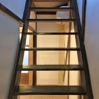 大阪市生野区生野東２丁目の賃貸物件/階段の向こう側にエアコンが1基