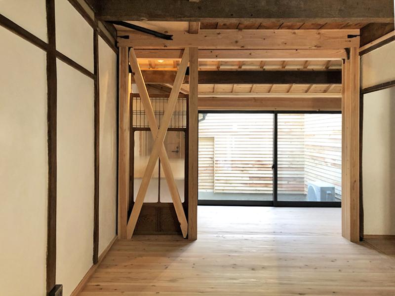 大阪市生野区生野東２丁目の賃貸物件/杉の無垢フローリングを踏みしめる１階部分