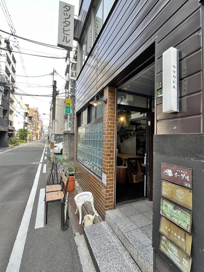 大阪市北区天満3丁目の賃貸物件/ビル入口、奥にある階段で上へ。