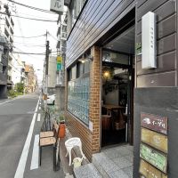 大阪市北区天満3丁目の賃貸物件/ビル入口、奥にある階段で上へ。