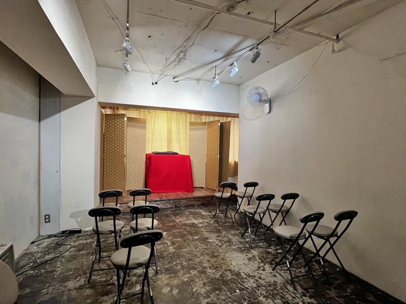 大阪市北区天満3丁目の賃貸物件/元々落語家が運営していたのもあり、舞台と高台があります（撤去予定）