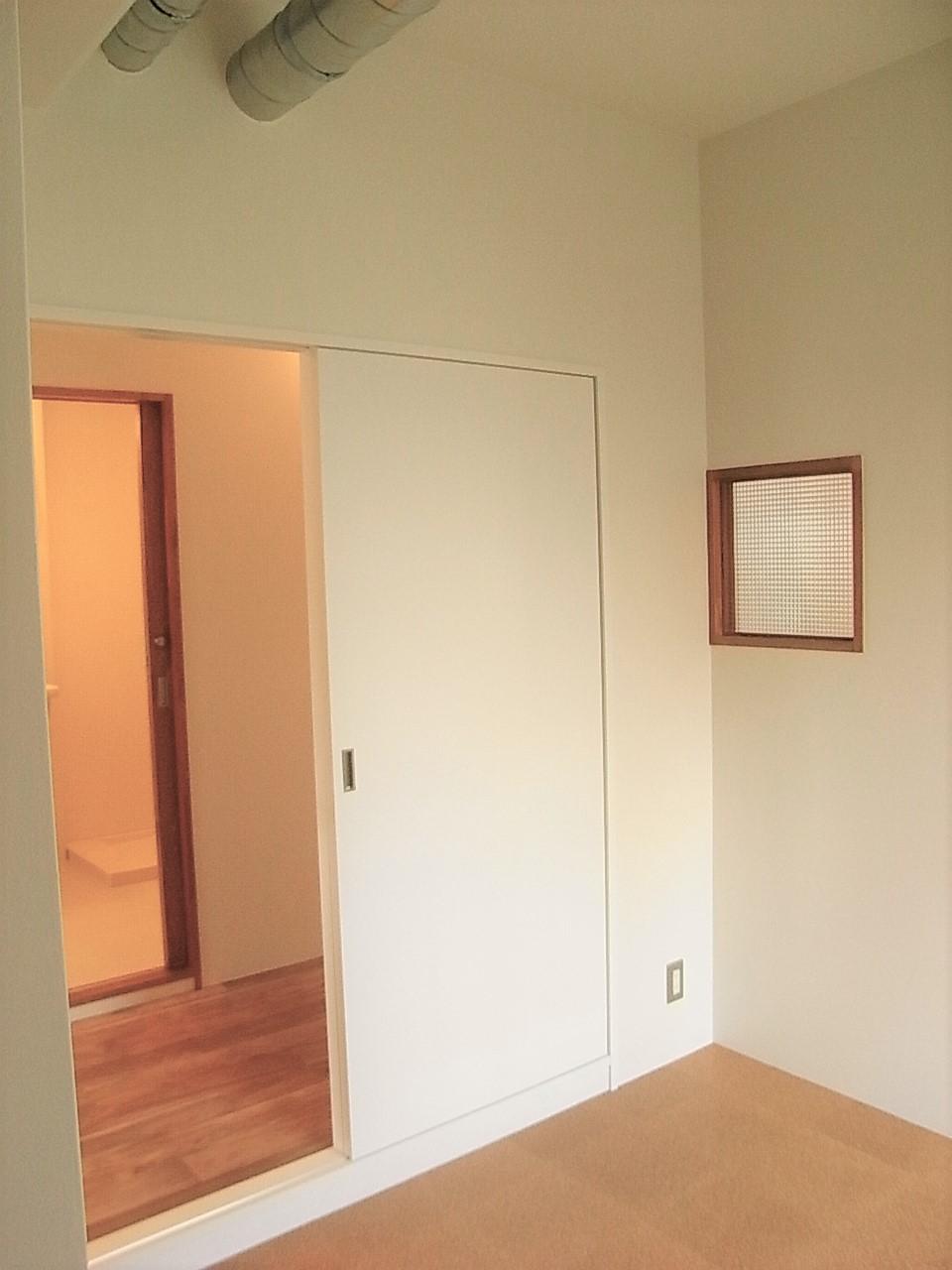 大阪市北区同心1丁目の賃貸物件/天井高のあるコンパクトな個室、床はコルクタイル