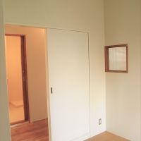 大阪市北区同心1丁目の賃貸物件/天井高のあるコンパクトな個室、床はコルクタイル