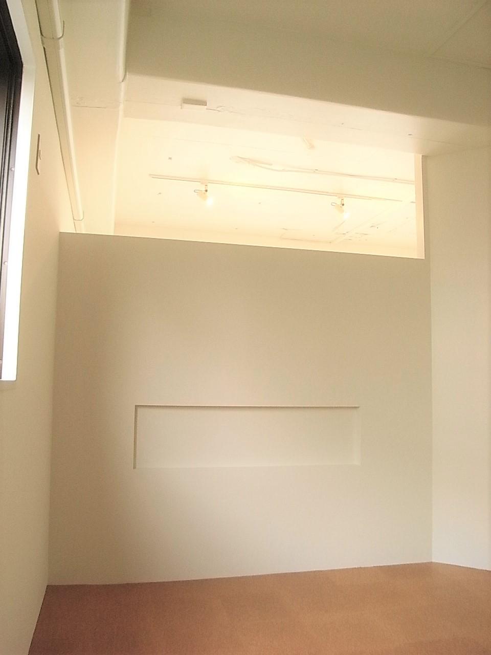 大阪市北区同心1丁目の賃貸物件/個室側にもニッチ棚、壁上部は空調のために開放