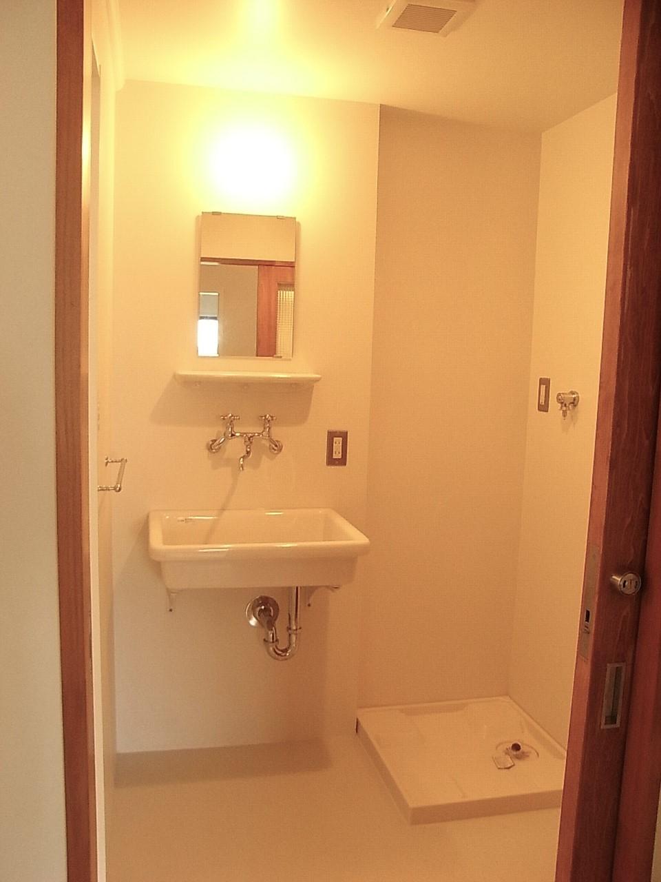 大阪市北区同心1丁目の賃貸物件/ごくシンプルな白い洗面脱衣室、ありそうでないです