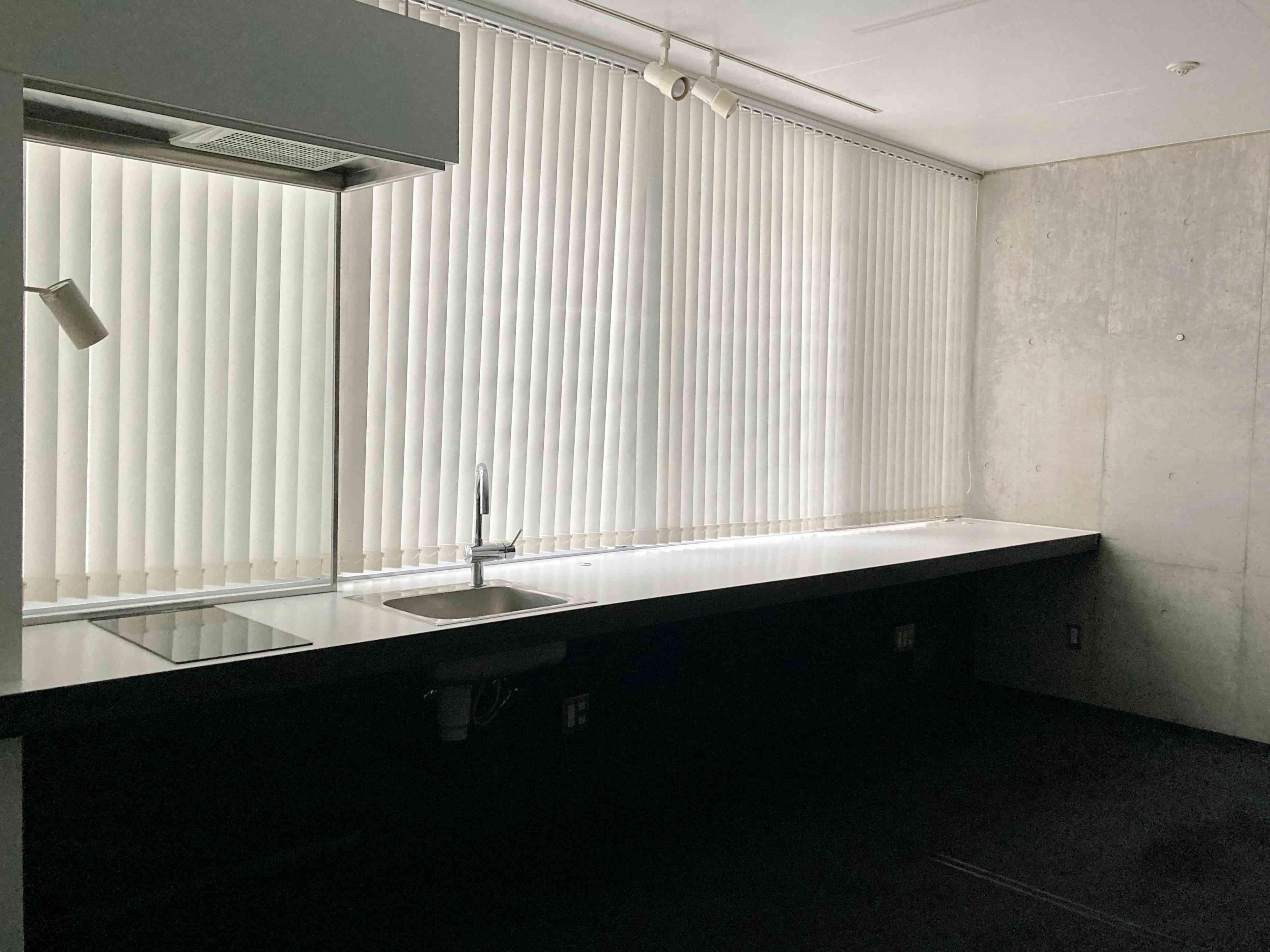 大阪市中央区平野町2丁目の賃貸物件/⻑いキッチンカウンターが印象的