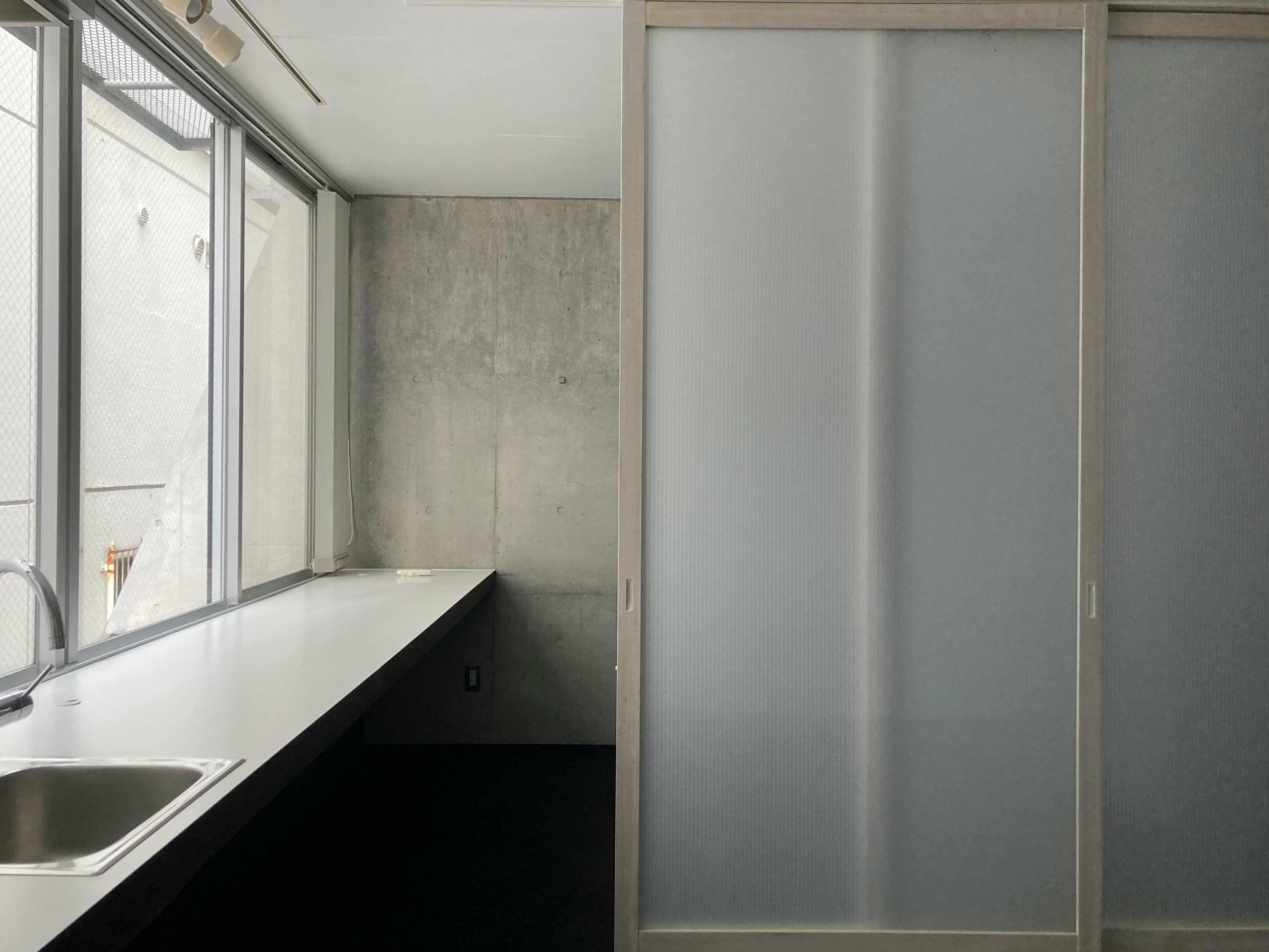 大阪市中央区平野町2丁目の賃貸物件/ワンルームとしても使えますが、引き戶を閉じると 2部屋に区切ることができます