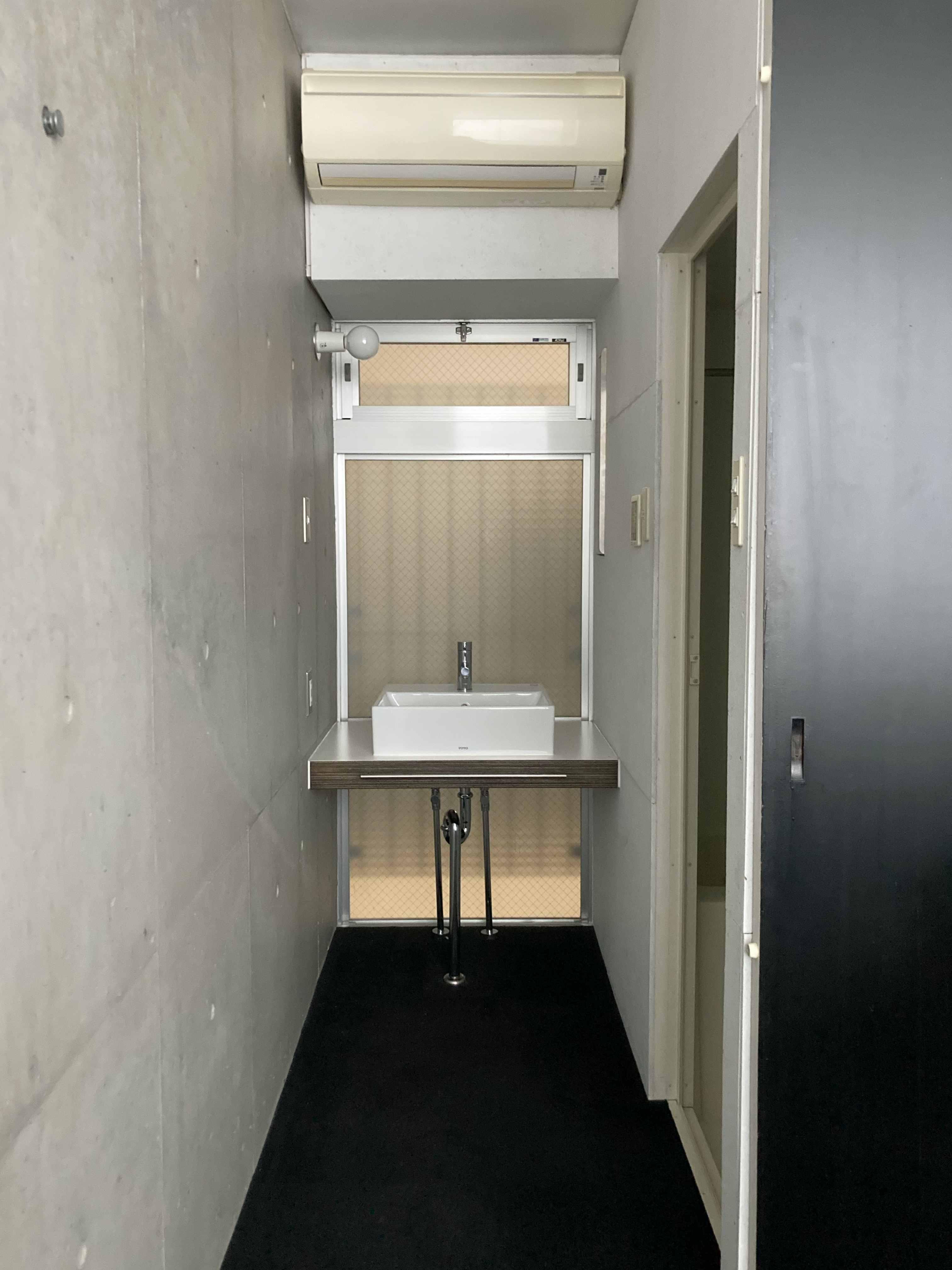 大阪市中央区平野町2丁目の賃貸物件/部屋の奥の扉を開けるとスタイリッシュな洗面台