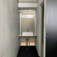 大阪市中央区平野町2丁目の賃貸物件/部屋の奥の扉を開けるとスタイリッシュな洗面台