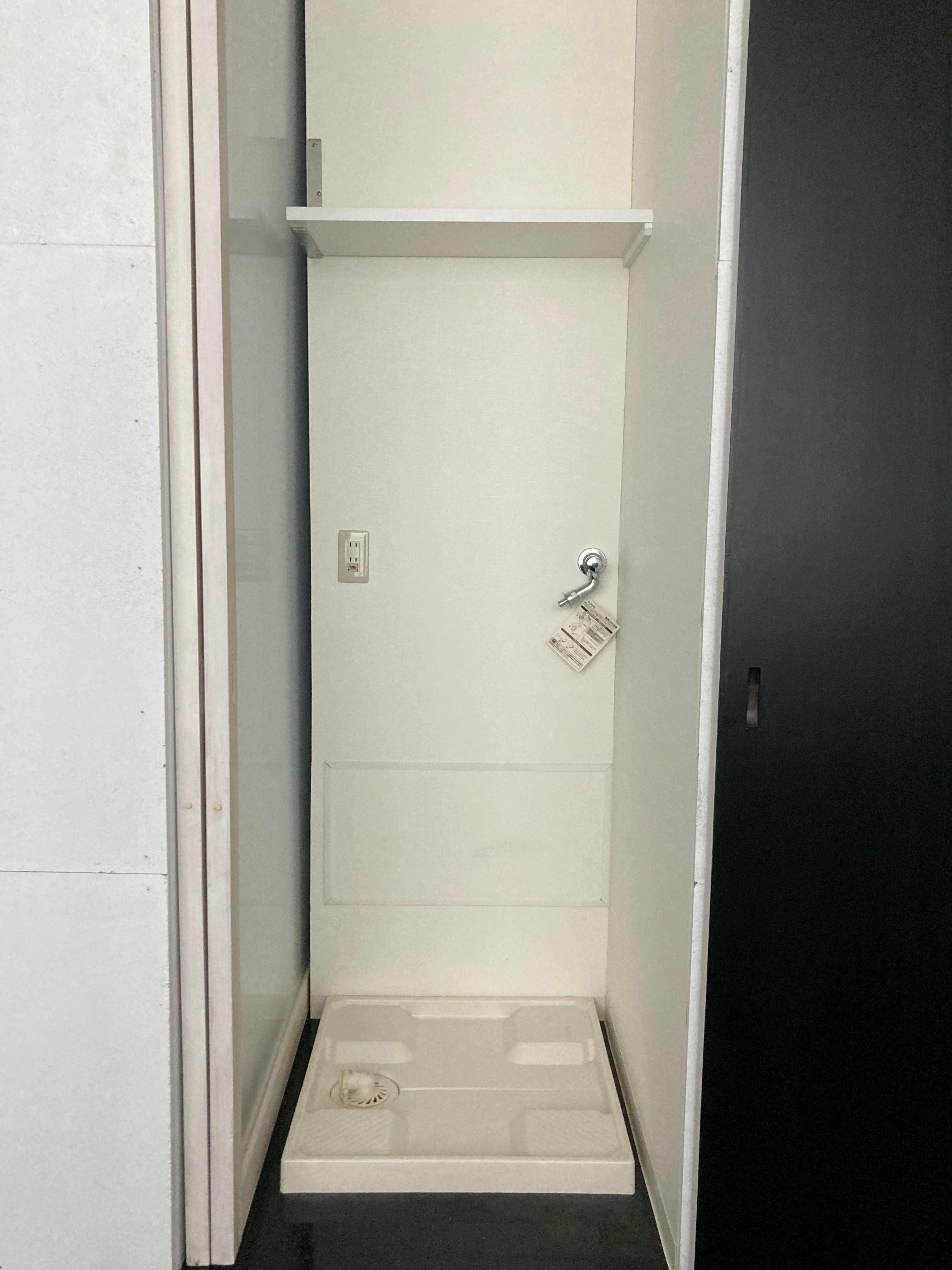 大阪市中央区平野町2丁目の賃貸物件/引き戶は隣の洗濯機置場にスッキリ収納可能です