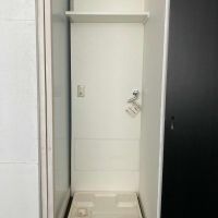 大阪市中央区平野町2丁目の賃貸物件/引き戶は隣の洗濯機置場にスッキリ収納可能です