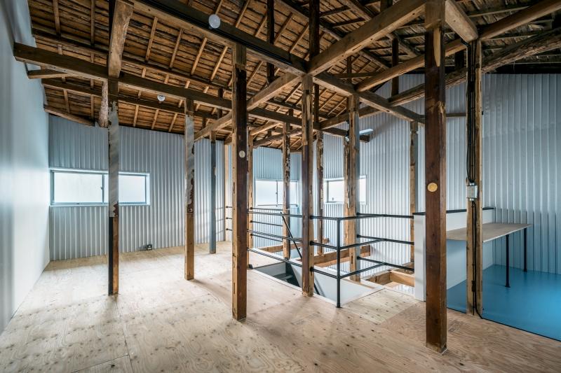 東大阪市永和2丁目の賃貸物件/既存の柱や梁を活かして、自由に使いこなしてください。