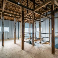 東大阪市永和2丁目の賃貸物件/既存の柱や梁を活かして、自由に使いこなしてください。