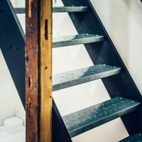 東大阪市永和2丁目の賃貸物件/階段は鋼製の足場板