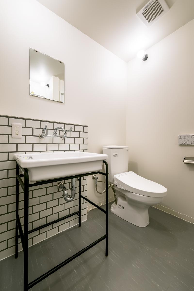 東大阪市永和2丁目の賃貸物件/洗面とトイレは一室にまとまっています。