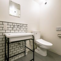 東大阪市永和2丁目の賃貸物件/洗面とトイレは一室にまとまっています。