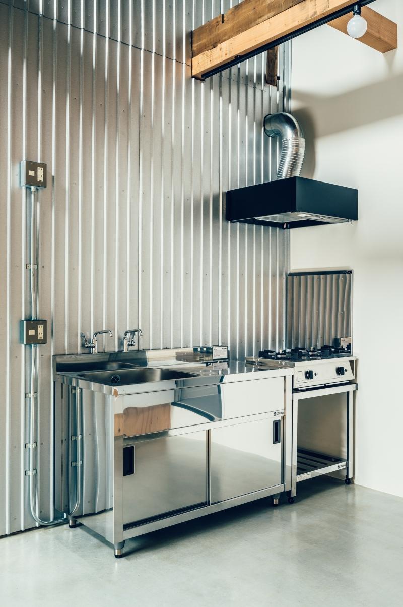 東大阪市永和2丁目の賃貸物件/業務用キッチンは土間に。普段の調理がのびのびとできそう。