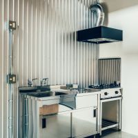 東大阪市永和2丁目の賃貸物件/業務用キッチンは土間に。普段の調理がのびのびとできそう。