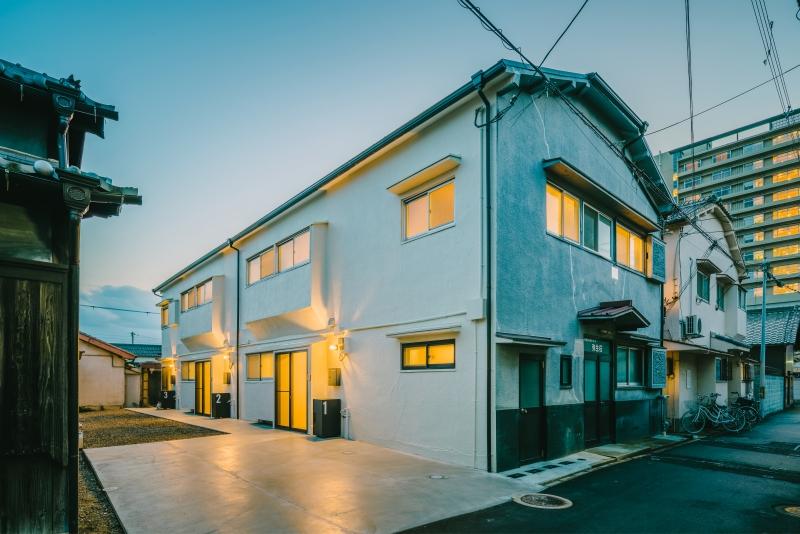 東大阪市永和2丁目の賃貸物件/新旧対比した外観。なんだか幻想的な夕景