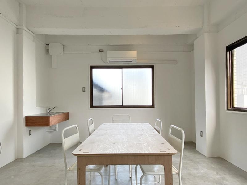 大阪市東成区大今里西1丁目の売買物件/家具を置くだけでも絵になるシンプルさ。｜3・4階貸室