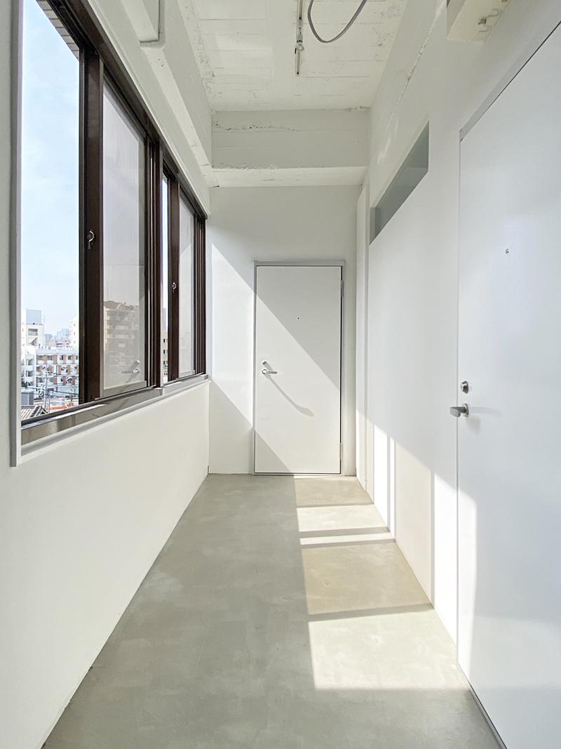 大阪市東成区大今里西1丁目の売買物件/無機質な空間に差し込む光が美しい