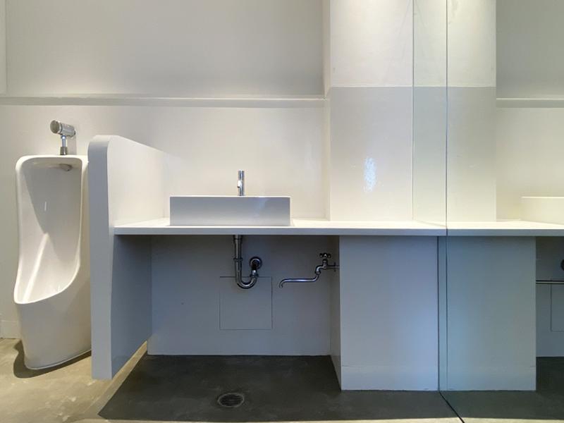 大阪市東成区大今里西1丁目の売買物件/大きな鏡のついたトイレ（３階：男性用）