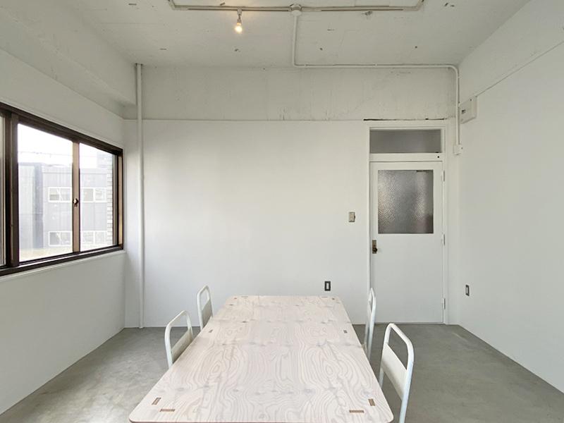 大阪市東成区大今里西1丁目の売買物件/白で整えられた空間に、モルタル床。｜3・4階貸室