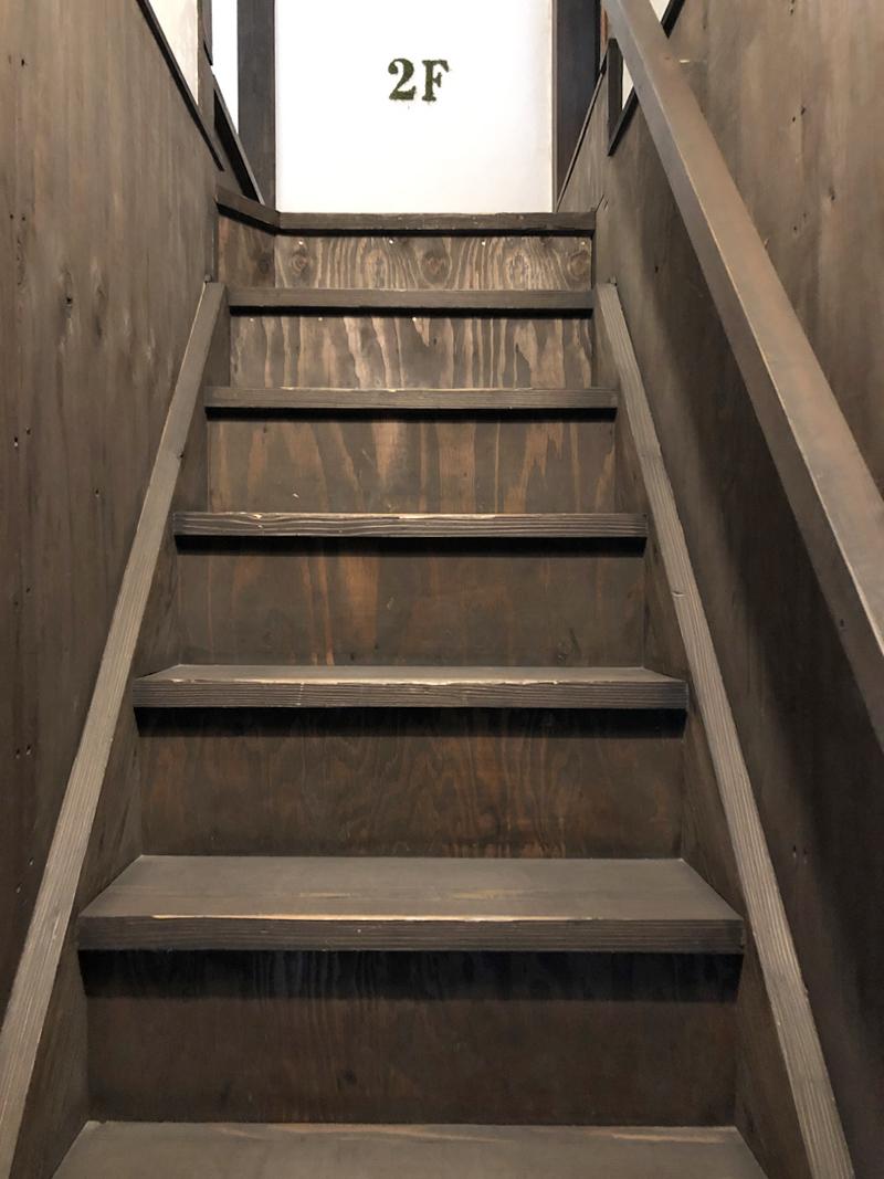 大阪市天王寺区空堀町の賃貸物件/玄関からすぐに階段。上っていくと、