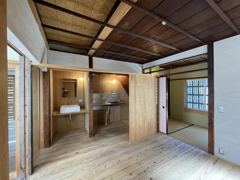 大阪市北区豊崎１丁目の賃貸物件/1階 室1。キッチンはパーテーションで緩く仕切られている