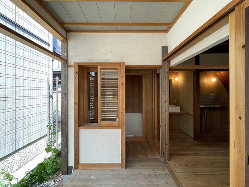 大阪市北区豊崎１丁目の賃貸物件/1階外室～室内。窓を開け放して開放感を楽しむ住まい