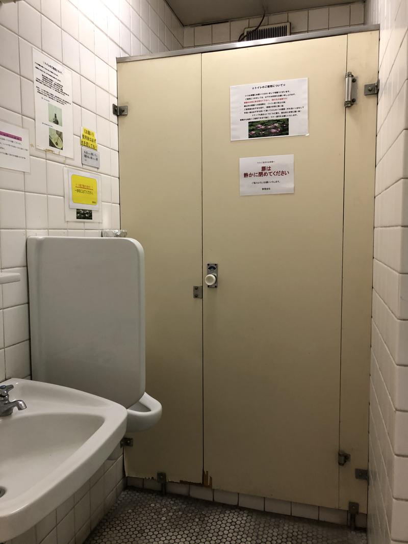 大阪市中央区天満橋京町の賃貸物件/トイレはフロアで男女別に分かれています。