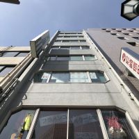 大阪市中央区天満橋京町の賃貸物件/窓のカタチが特徴的な10階建のビル