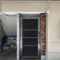 大阪市住之江区北加賀屋2丁目の賃貸物件/鉄扉が渋い、エントランス