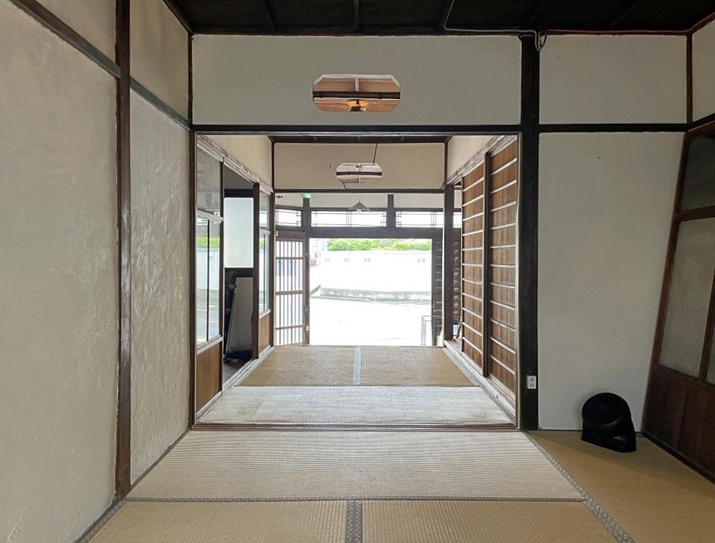 堺市堺区南島町2丁目の賃貸物件/奥の和室から道路側を臨む