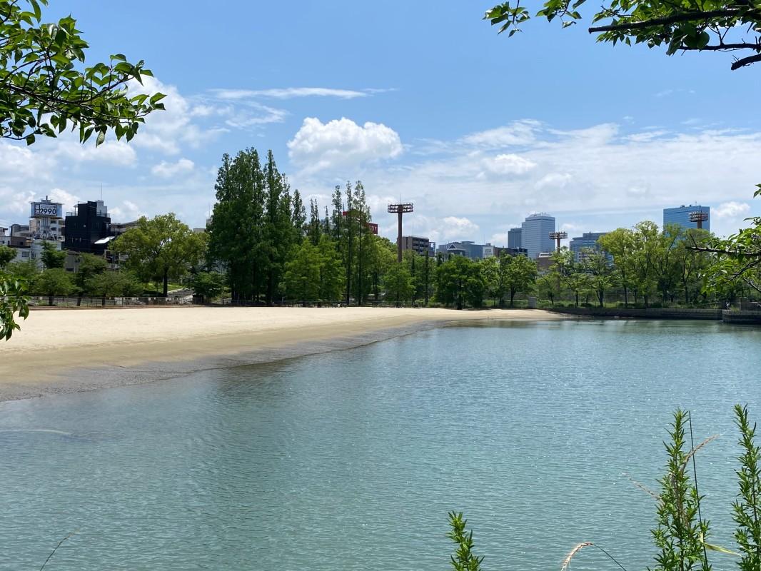 物件から徒歩1分で着くリバービーチ。優雅にピクニックが出来ます。