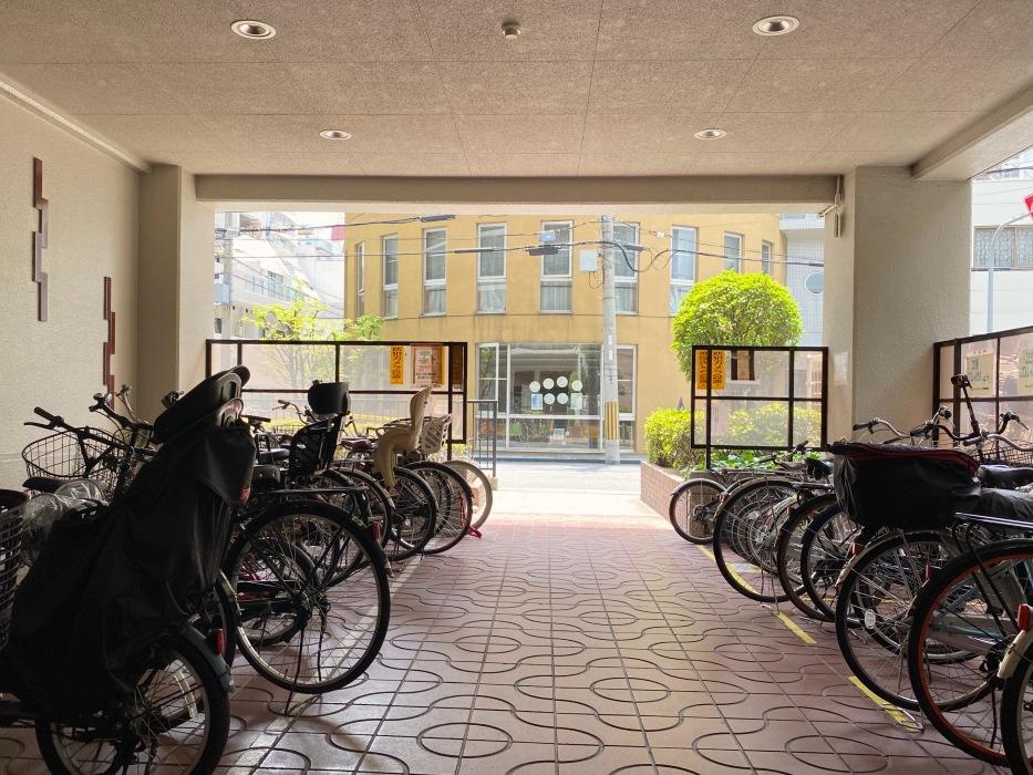 共用駐輪場。この建物は自転車ユーザーが多めです。