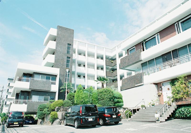 大阪府吹田市千里山月が丘6-1の売買物件/タイルと白のコントラストがかっこいい外観