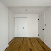 大阪府吹田市千里山月が丘6-1の売買物件/バルコニー側にある洋室