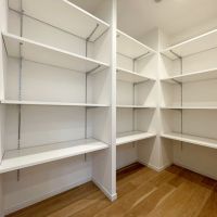 大阪府吹田市千里山月が丘6-1の売買物件/キッチン横のパントリーの収納力には脱帽です