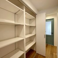 大阪府吹田市千里山月が丘6-1の売買物件/玄関からの廊下にも嬉しい収納スペースがあります