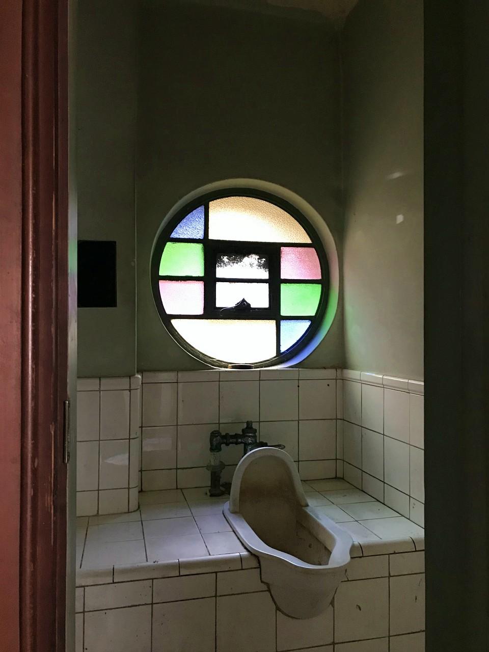 大阪市都島区高倉町1丁目の賃貸物件/トイレにあしらわれたステンドグラス