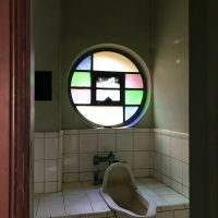 大阪市都島区高倉町1丁目の賃貸物件/トイレにあしらわれたステンドグラス