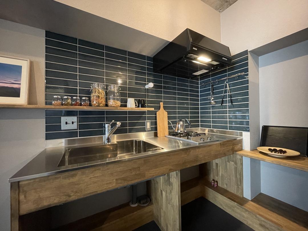 大阪市城東区中央1丁目の賃貸物件/キッチンのタイルがアクセント