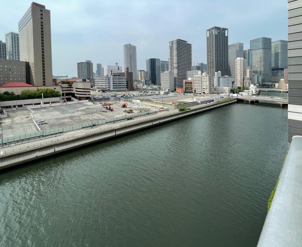 大阪市西区土佐堀2丁目の賃貸物件/バルコニーより東向きの眺望。押すなよ〜