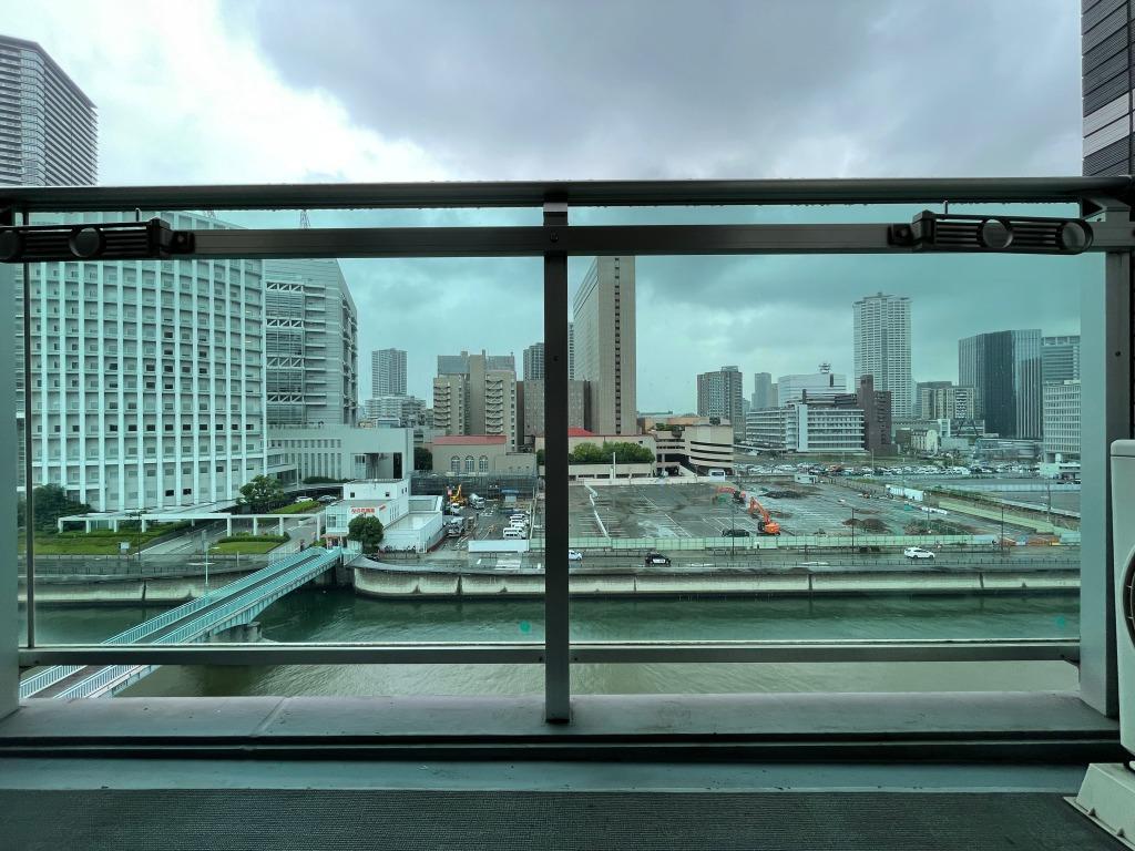 大阪市西区土佐堀2丁目の賃貸物件/バルコニーの柵が透明で視界が開け、採光も十分
