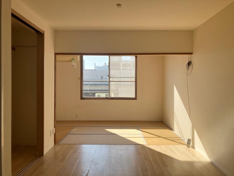 大阪市天王寺区城南寺町4丁目の賃貸物件/玄関から見た室内、南からの光がたんまり入ってきます。