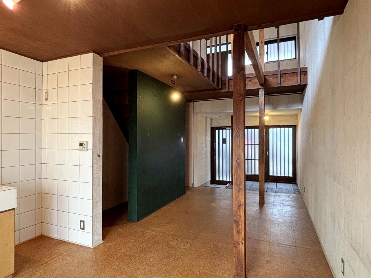 堺市堺区南島町4丁目の賃貸物件/玄関側には可動式の間仕切り壁や床下収納もあります。