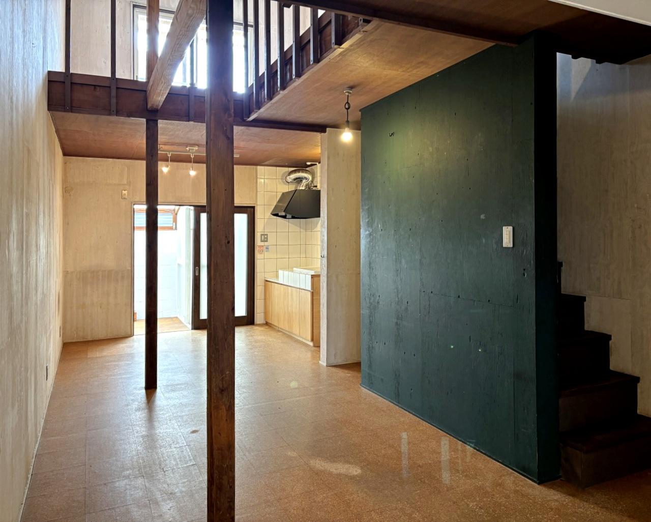 堺市堺区南島町4丁目の賃貸物件/玄関入ってすぐの内観。壁は構造用合板に白塗装、右側は黒板塗装。