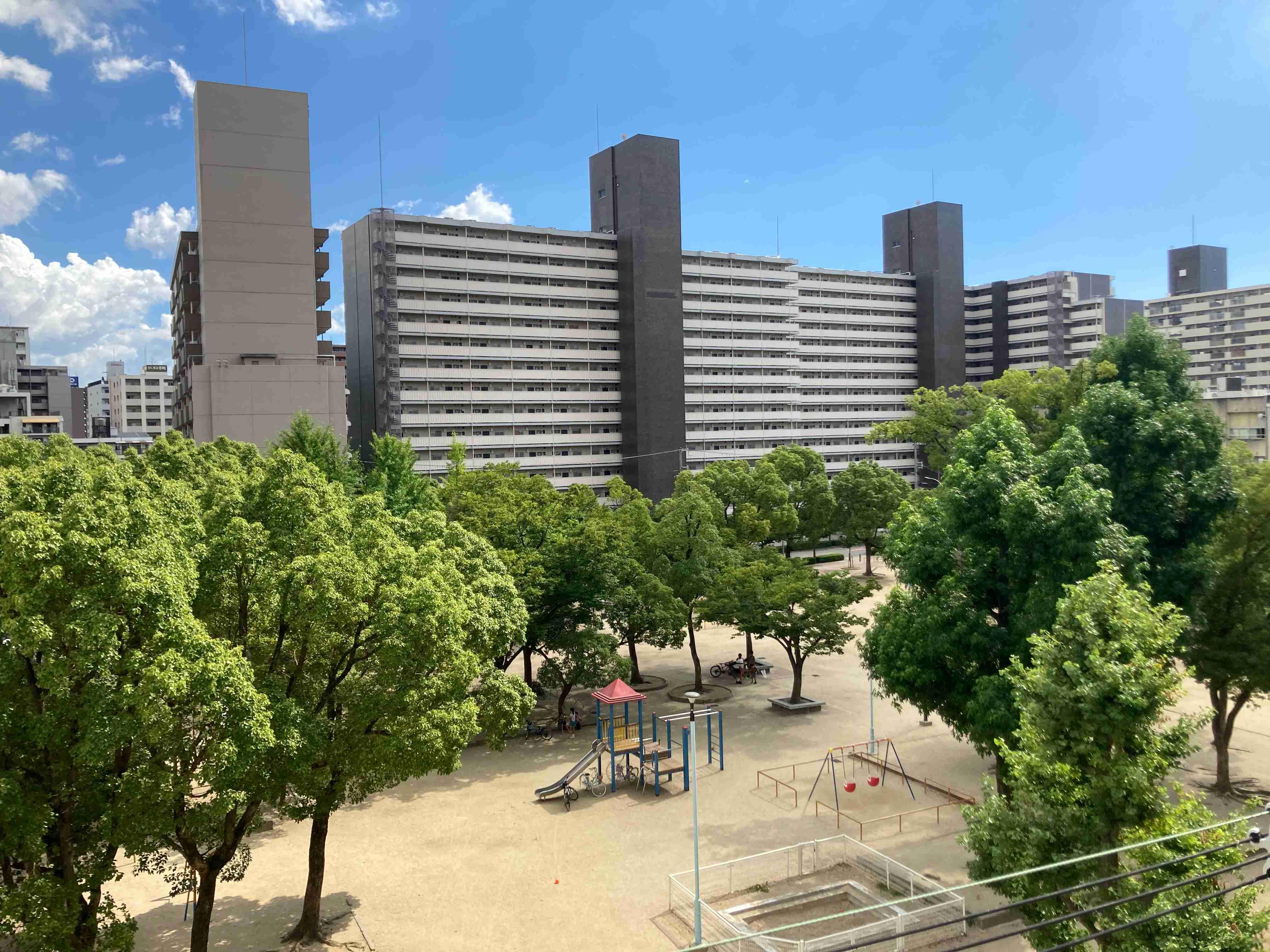 大阪市西区南堀江4丁目の賃貸物件/リビングの窓から見えるのは公園グリーンと青い空！